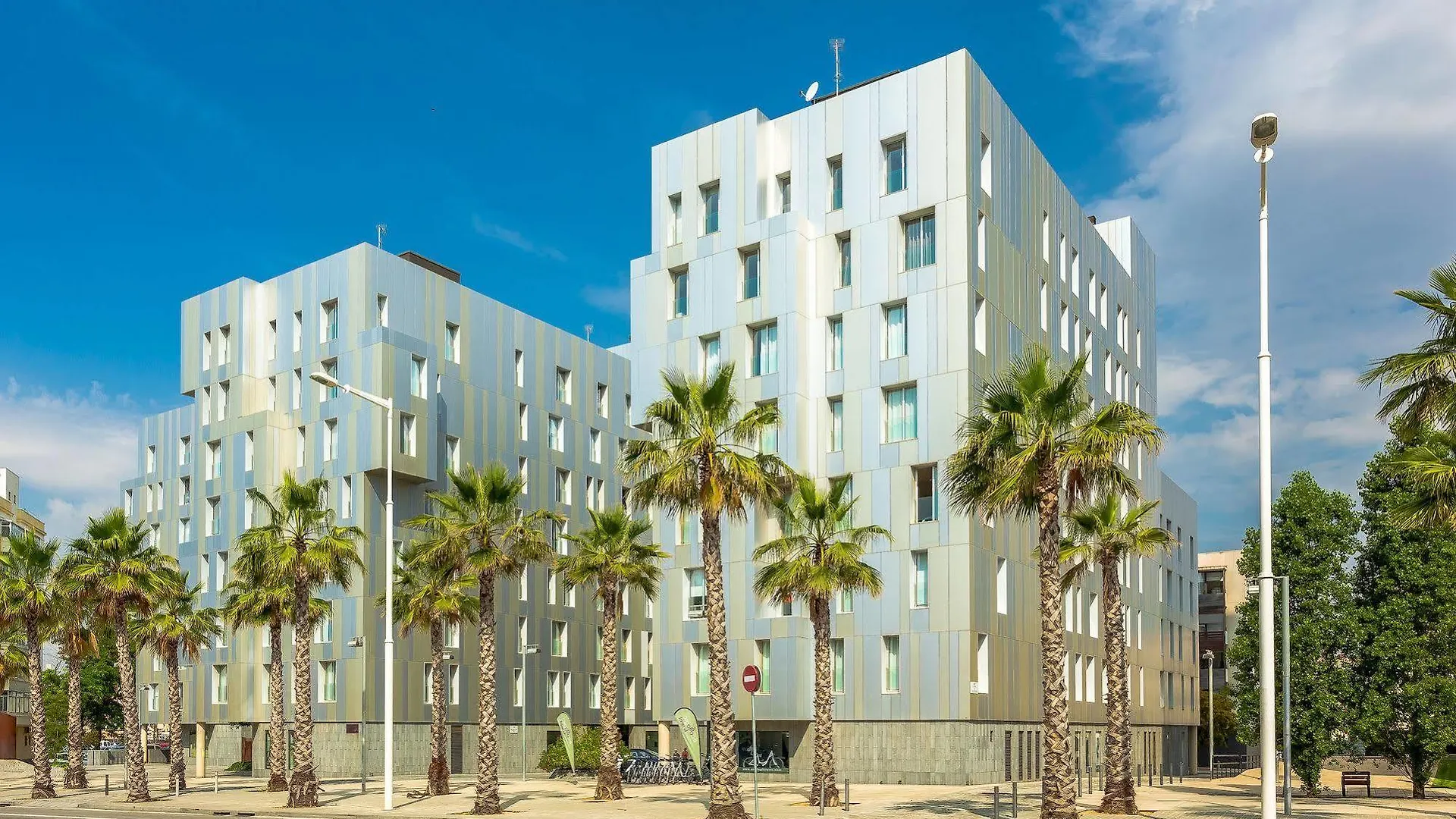 Urban District Apartments - Rambla Suites & Pool Barcelona