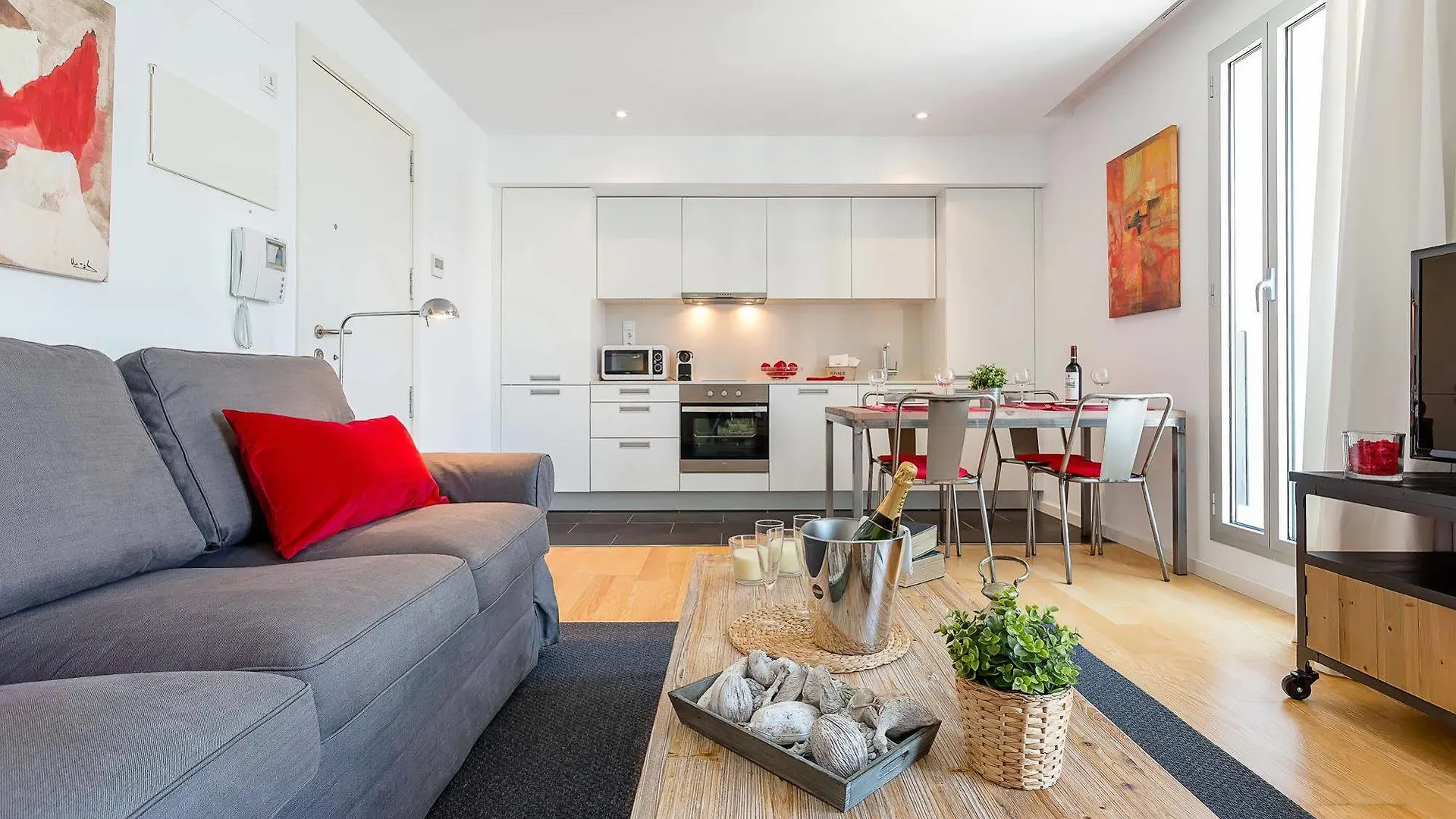 Urban District Apartments - Rambla Suites & Pool Barcelona