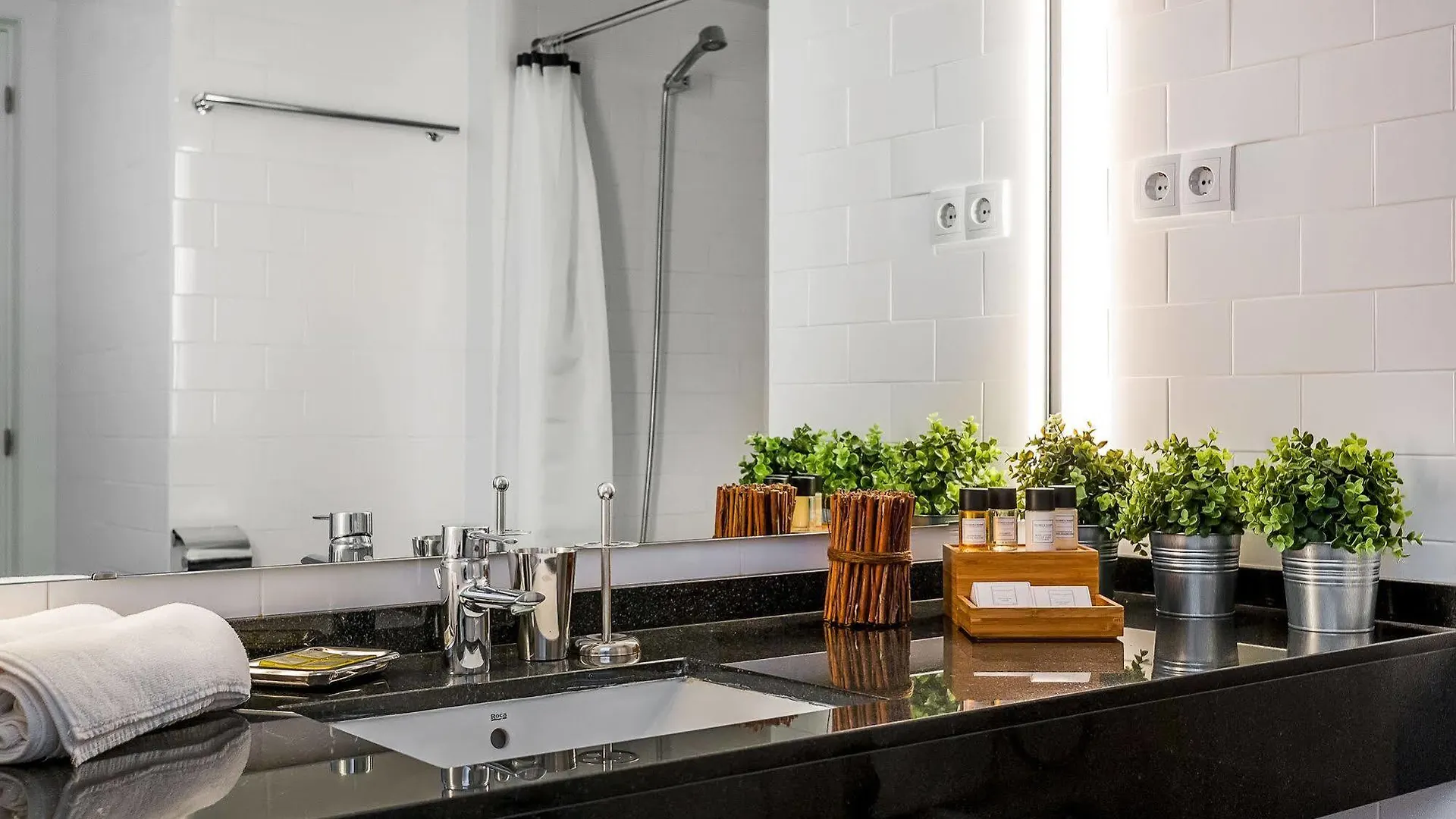 Urban District Apartments - Rambla Suites & Pool Barcelona