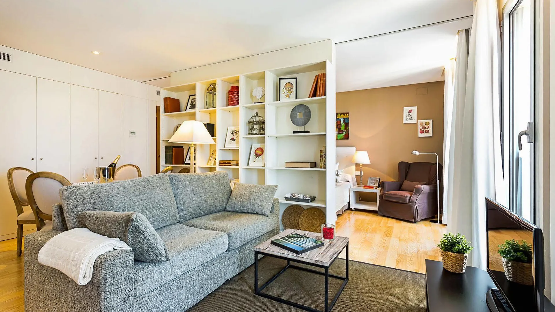 Urban District Apartments - Rambla Suites & Pool Barcelona
