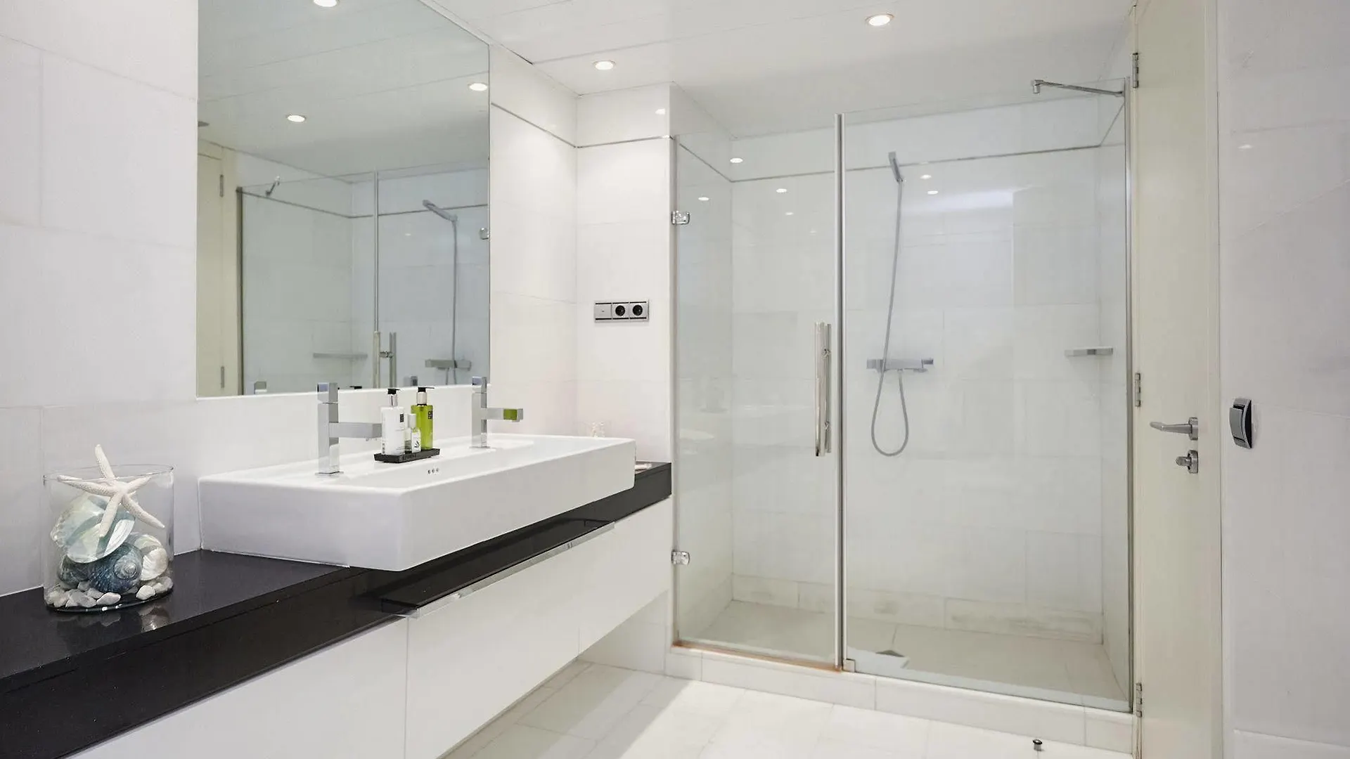 Urban District Apartments - Rambla Suites & Pool Barcelona