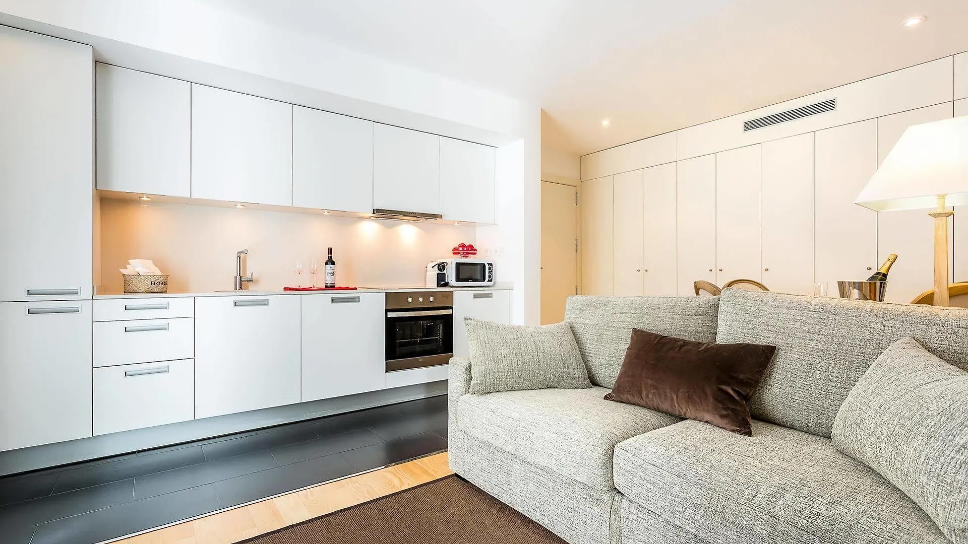 Urban District Apartments - Rambla Suites & Pool Barcelona