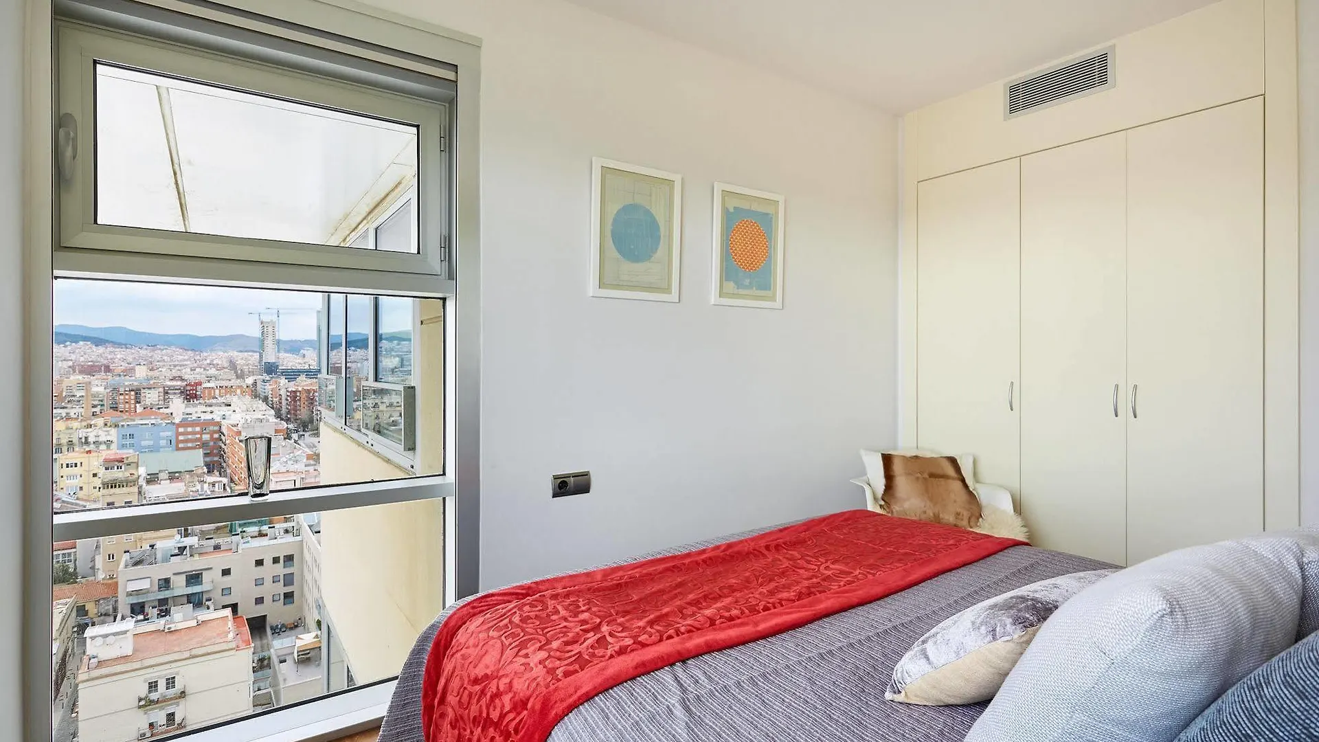 Urban District Apartments - Rambla Suites & Pool Barcelona