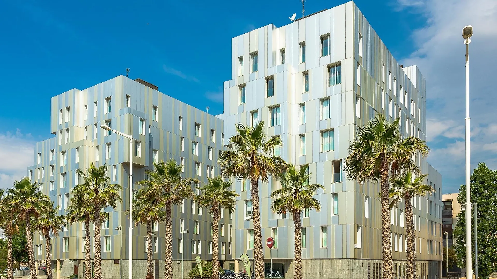 Urban District Apartments - Rambla Suites & Pool location